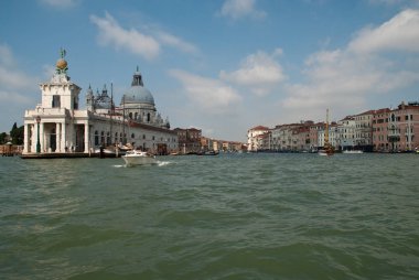 Venedik, İtalya: Büyük Kanal 'a giden bir tekne manzarası