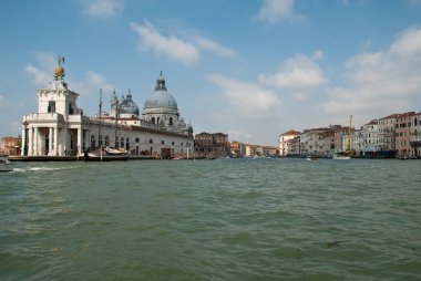 Venedik, İtalya: Büyük Kanal 'a giden bir tekne manzarası