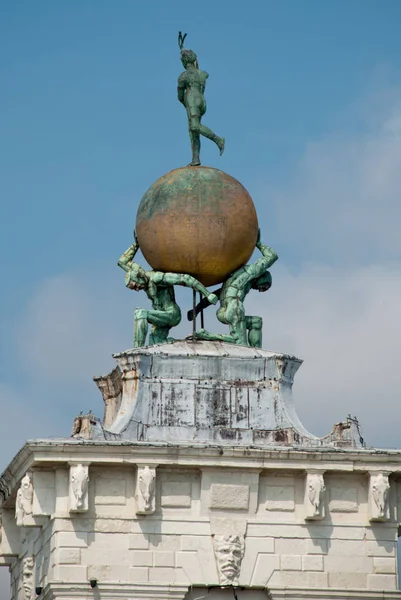 Venice, Italy: Sculpture atop the Dogana building — Stock Photo, Image