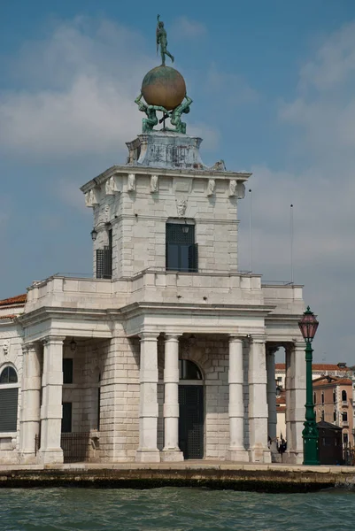 Venice, Italy: Sculpture atop the Dogana building — Stock Photo, Image