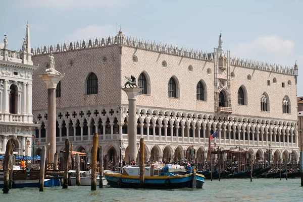 Veneza, Itália: Vista para o mar no Palácio do Doge, vista do passeio de gôndola Imagens De Bancos De Imagens Sem Royalties