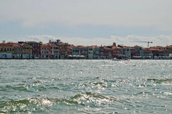 Venecia, Italia: vista desde el canal de Giudecca hasta el paseo marítimo de Venecia — Foto de Stock