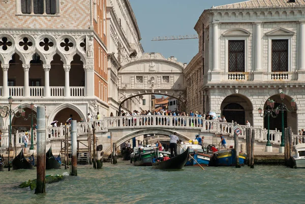 Venedig, Italien: Blick vom Kanal Giudecca auf die Seufzerbrücke — Stockfoto