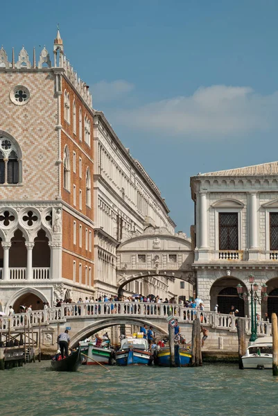 Venedig, Italien: Blick vom Kanal Giudecca auf die Seufzerbrücke — Stockfoto