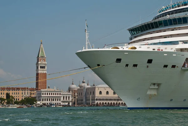 Wenecja, Włochy: Liniowiec wycieczkowy porusza się w lagunie Wenecji. Obraz Stockowy