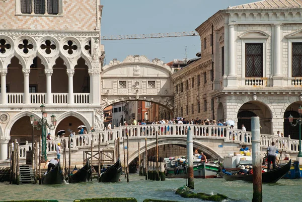 ヴェネツィア、イタリア:ジュデッカ運河からため息の橋への眺め ストックフォト