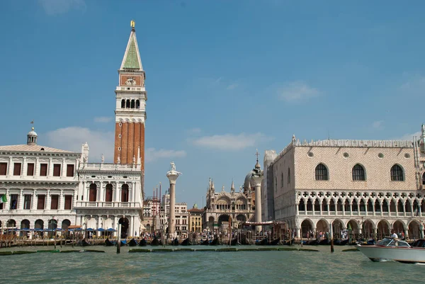 Veneza, Itália: vista do Canal de Giudecca para a Piazzetta San Marco Fotos De Bancos De Imagens Sem Royalties