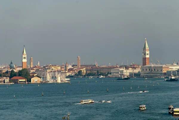 Veneza, Itália: Skyline of Campanile, Grand Canal, Guidecca Canal and Doges Palace — Fotografia de Stock