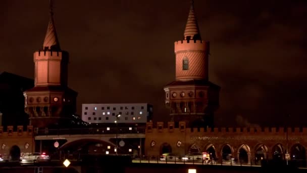 Tidsförskjutning Oberbaumbrueckebron Vid Floden Spree Som Förbinder Östra Och Västra — Stockvideo