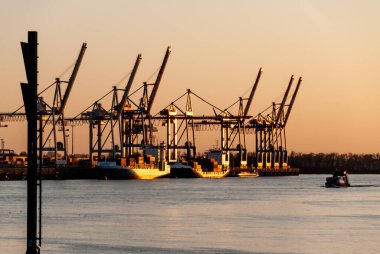 Hamburg Limanı: Akşam Burchardkai konteyner terminali