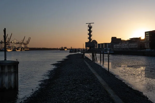 Hamburger Hafenlandschaft Der Abenddämmerung Blick Vom Bürogebäude Dockland Stromabwärts Auf — Stockfoto