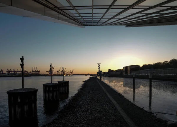 Hamburger Hafenlandschaft Der Abenddämmerung Blick Vom Bürogebäude Dockland Stromabwärts Auf — Stockfoto