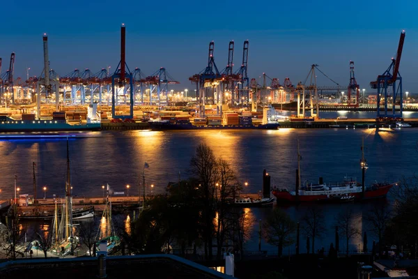 ハンブルク港 夜間のハンブルク港のコンテナターミナル ストック画像