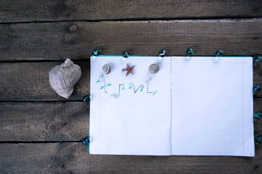 Kabukları ahşap arka plan üzerinde bir defter