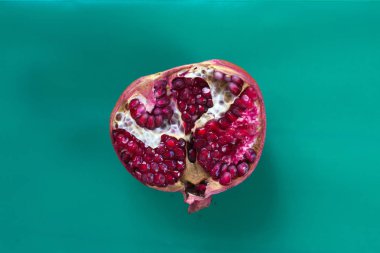 Granat yeşil bir arka plan üzerinde