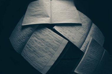 Defter karanlık bir arka plan üzerinde.