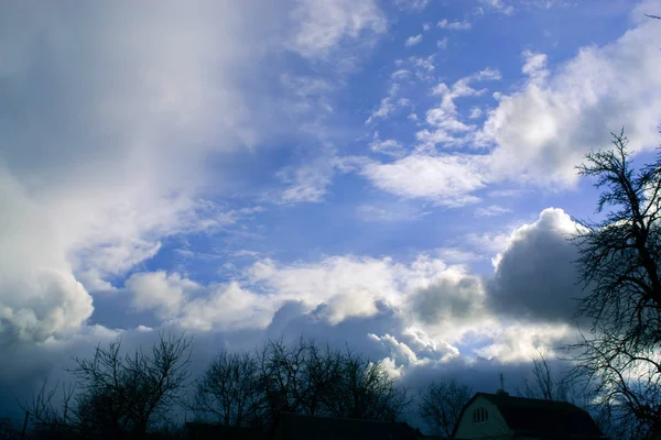 最初の雷雨後の春の雲. — ストック写真