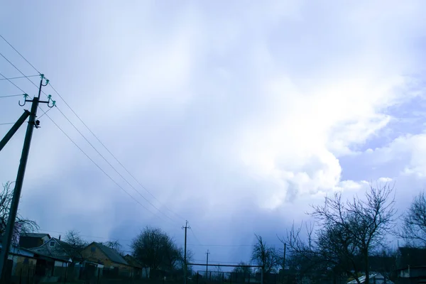 Nuages printaniers après le premier orage . — Photo