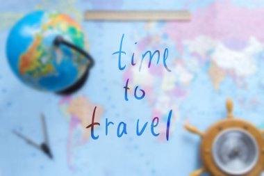 Dünya harita dünya ile bir yazıt ile arka plan bulanık.