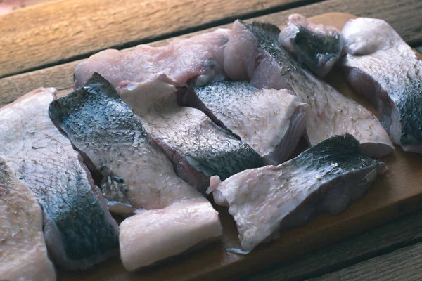 Ωμό ψάρι με μπαχαρικά σε ένα ξύλινο ταμπλό με. — Φωτογραφία Αρχείου