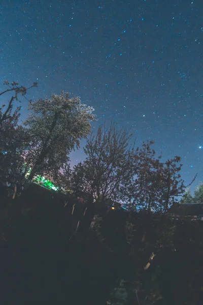 Ciel étoilé dans le village. — Photo