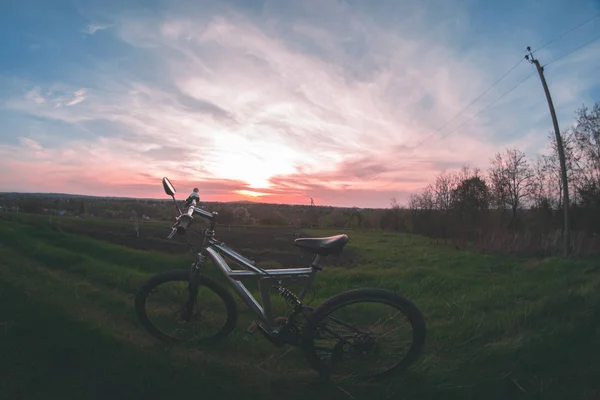 Gün batımı arka plan üzerinde bisiklet. — Stok fotoğraf