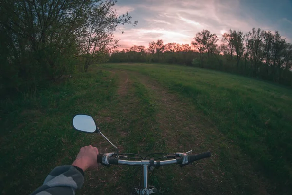 Hand am Lenker am Abend. — Stockfoto