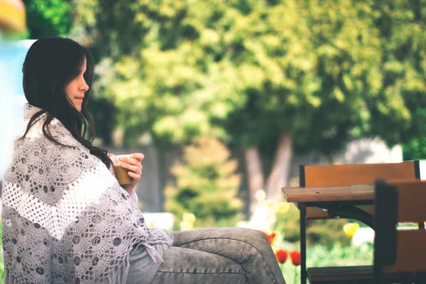 Menina beber café no parque . — Fotografia de Stock