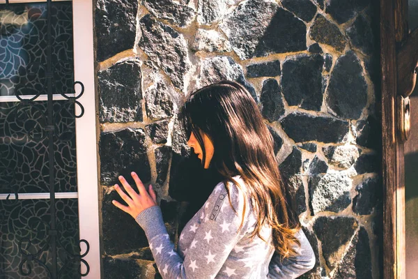 A menina perto da parede de pedra . — Fotografia de Stock