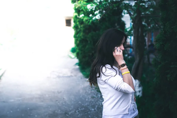 Menina bonita nova no parque com telefone móvel . — Fotografia de Stock