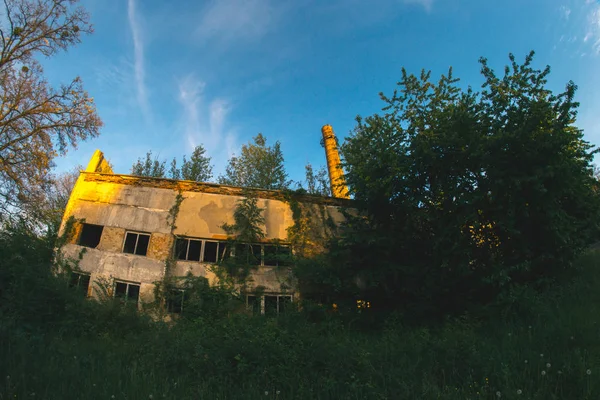 Gammel murstensfabrik ved solnedgang . - Stock-foto