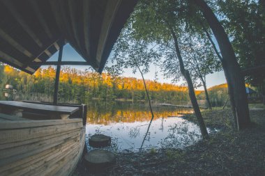 Bir yaz günü günbatımında akşam peyzaj gölet.