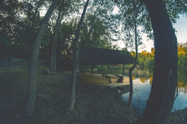 Teich in der Abendlandschaft im Sonnenuntergang eines Sommertages. — Stockfoto