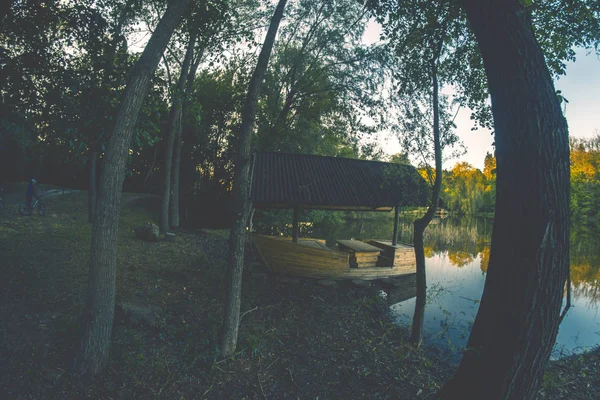 Vijver in het landschap van de avond in de zonsondergang voor een zomerdag. — Stockfoto