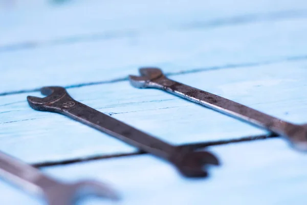 Chaves de ferramenta em um fundo azul de madeira . — Fotografia de Stock