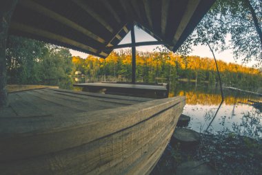 Akşam yaz bir gölet üzerinde gün batımında manzara..