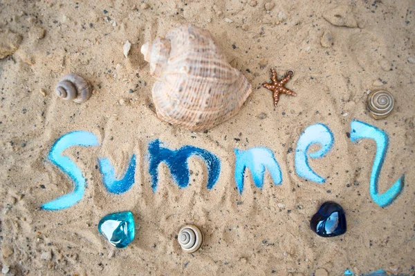Inschrift Sommer auf dem Sand Konzept Erholung Tourismus. — Stockfoto