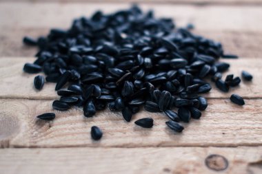 Arka plan bulanık bir ahşap tahıl masada tohumları.