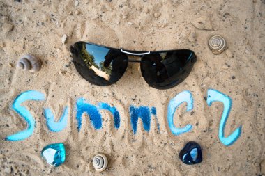 Güneşli yaz plaj kum üzerinde yazıt.