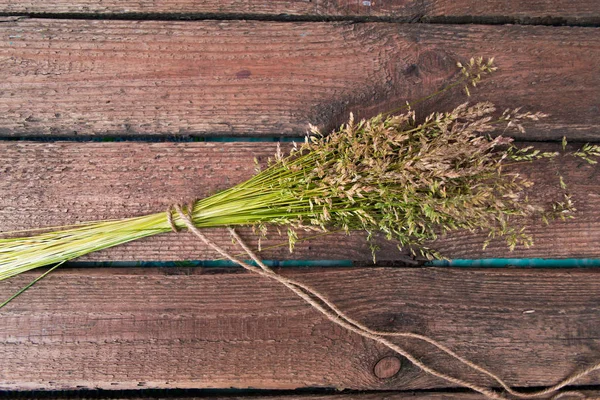 Heugarbe auf einem hölzernen Hintergrund. — Stockfoto