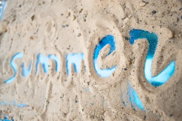 Die Inschrift auf dem Sand des sonnigen Sommerstrands. — Stockfoto