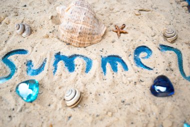 Güneşli kumlu bir plaj üzerinde yazıt yaz.