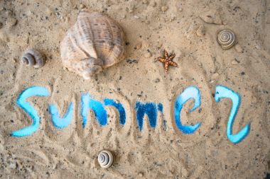 Güneşli kumlu bir plaj üzerinde yazıt yaz.