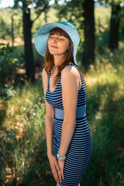Boldog Fiatal Lány Egy Kalap Sétál Parkban Nyári Nap — Stock Fotó