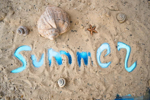 Inscripción verano en una playa de arena soleada . — Foto de Stock