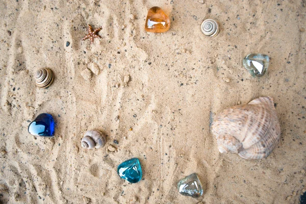 Сердца на песчаном солнечном пляже с размытым фоном . — стоковое фото