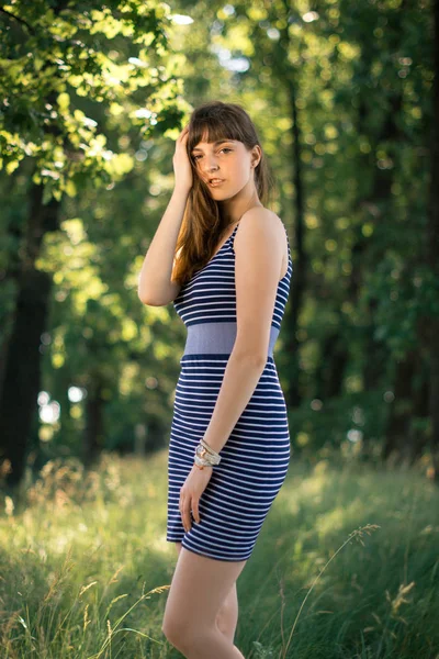 Chica joven feliz en un día soleado de verano en un parque al aire libre . —  Fotos de Stock