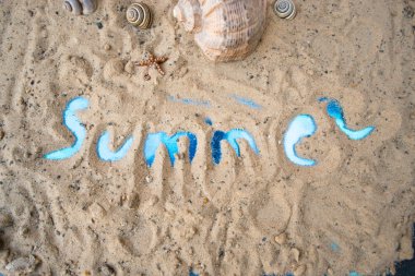 Güneşli kumlu bir plaj üzerinde yazıt yaz.