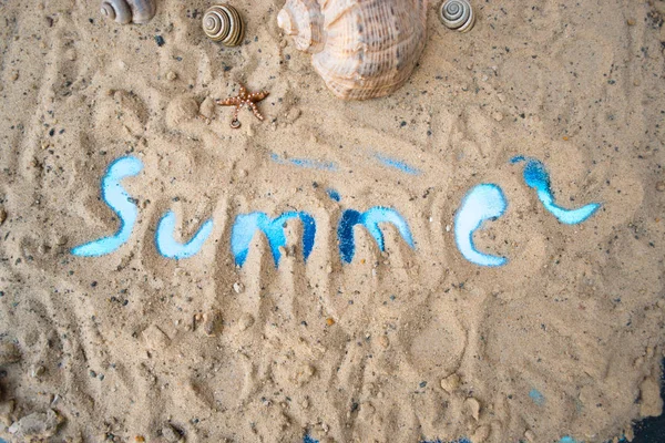 Güneşli kumlu bir plaj üzerinde yazıt yaz.