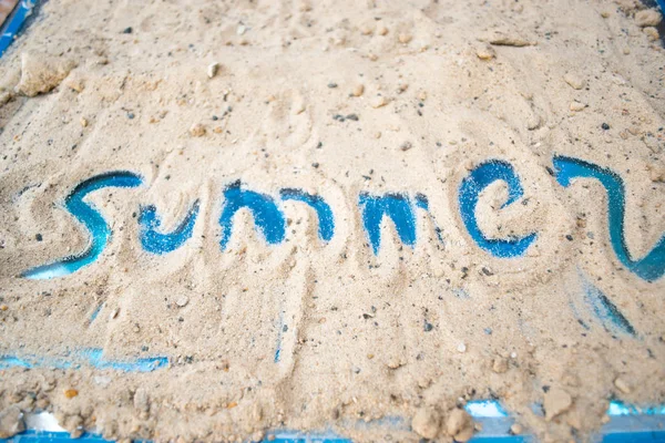 Inschrift Sommer an einem sonnigen Sandstrand. — Stockfoto